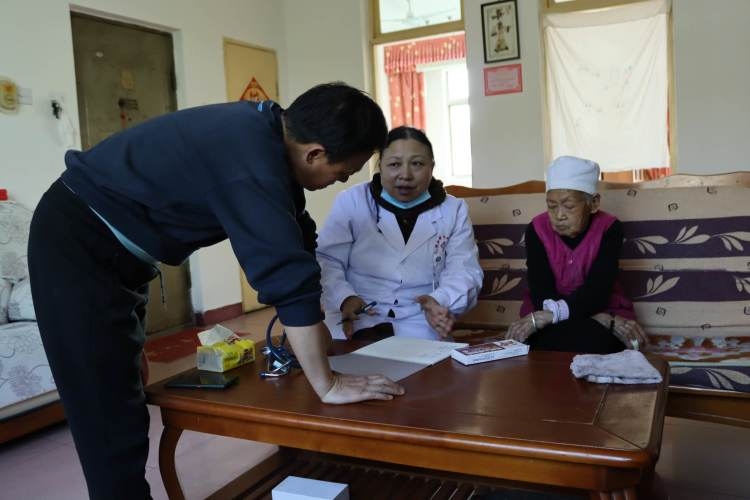 简篇-渭南市中心医院到市干休所为老同志义诊