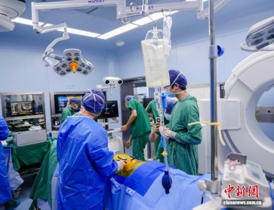 ��΢�͹ǿ�����������λ�豸�ĸ����£�ҽ����������UBD�����ھ�ϵͳ��΢������׼����Ч��Ϊ���߿�չ������(��ʯ���Ŷӹ�ͼ)